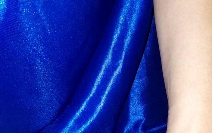 Naomisinka: Masturbacja spust noszenie niebieskiej satynowej jedwabnej bielizny