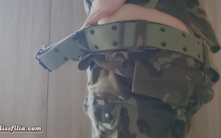 Miss Filia: Milf en uniforme militar striptease - show de baile con tetas...