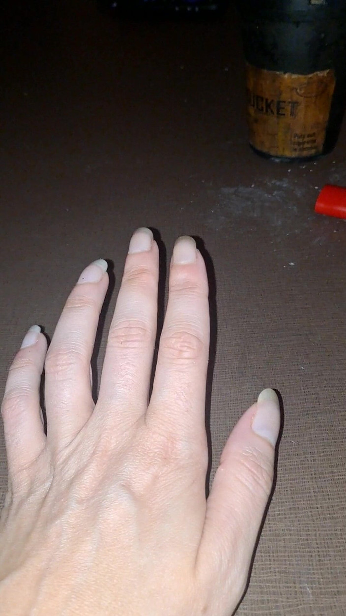 Naughty alchemy: Unhas longas e um cigarro