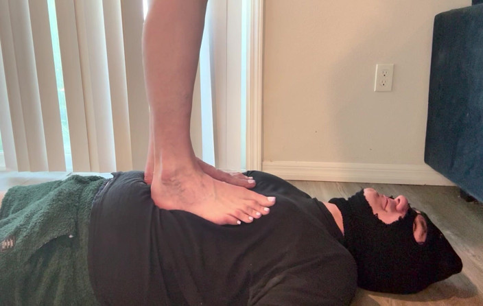 Peppermint Giantess: 67 deusa tamanho 16 pisando