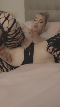 Emma Rose rucha Korrę Del Rio w zaciętej scenie