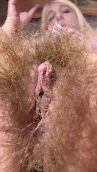 시가를 피우는 동안 털이 무성한 보지를 클로즈업