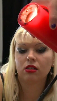 Mogen kvinna är en mycket lydig slav