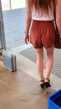 Dálkový Vibro pro ptáka a zadku! Tranny s vztyčeným čůrákem na veřejnosti!