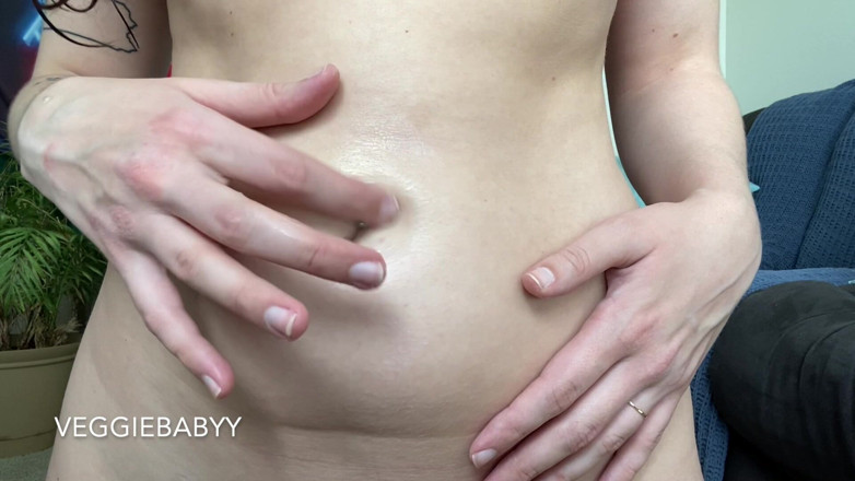 Veggiebabyy: Strofinando la lozione sull'ombelico