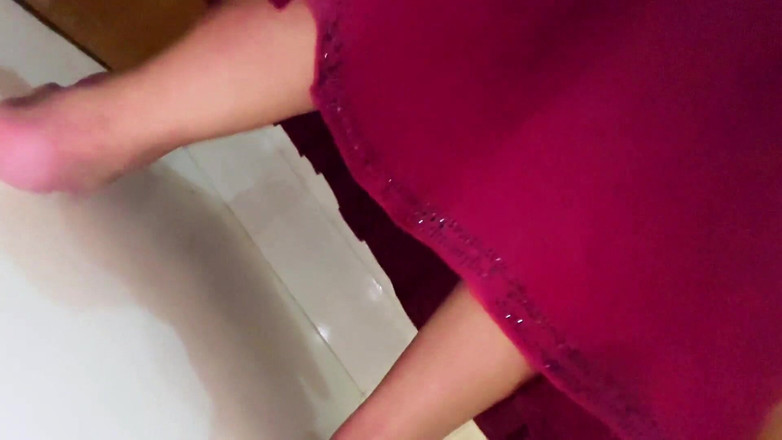 Aria Mia: Arabská velká prsa Sexy služka Stuck Under Boss's Bed &amp; She...