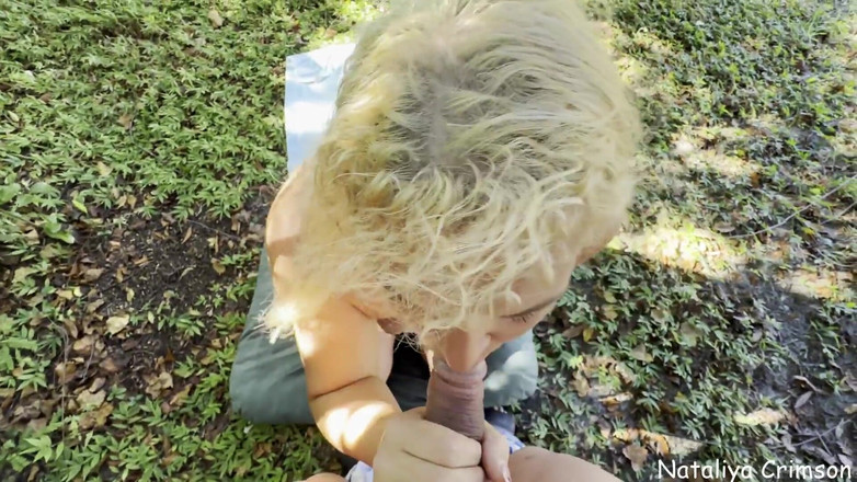 Nataliya Crimson: Pompino in cortile