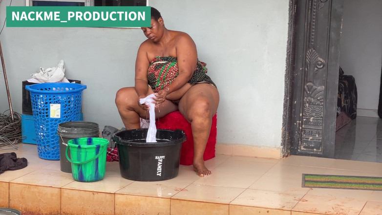 NACKME_PRODUCTION: African Mama Multitasks w niedzielny poranek