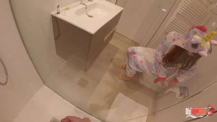 OlxRedFox: Stepsister sucks my cock while I shower and cum down...