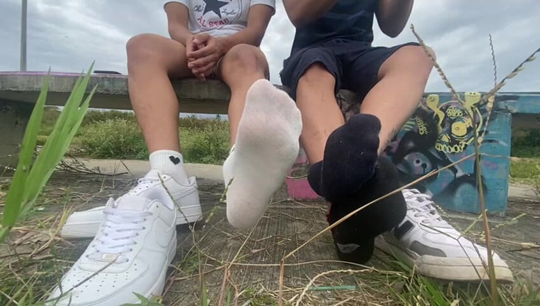 Mr Feet Colombia: Amici in Colombia Escono a Fumare Mentre Si Tolgono Le...