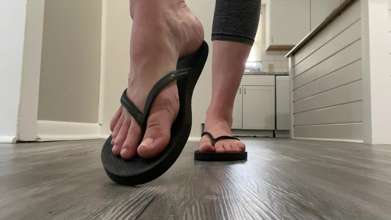 footivities: Flip flop modellering en bungelende natuurlijke tenen