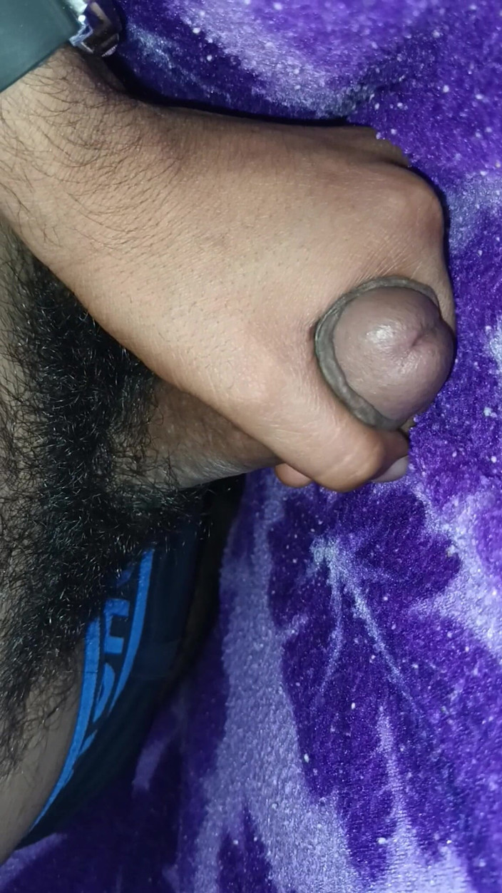 Luckky: 담요 안에 자신의 성기를 가지고 노는 인도 어린 소년