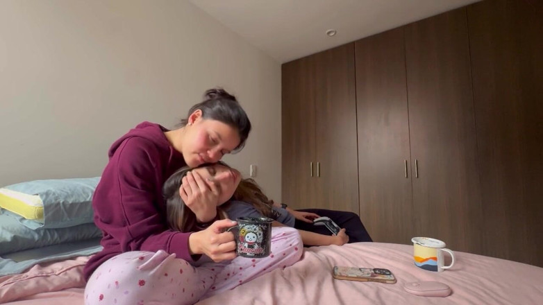 scarlettandc: Je mange le cône de ma coloc pendant qu’elle joue à...