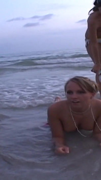 Tres bellezas universitarias naturales se exhiben en la playa