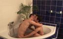 Bareback Boy Bangers Orange Media: Videoclip exclusiv Fără prezervativ: Bruno sexy suge pula iubitului în cadă