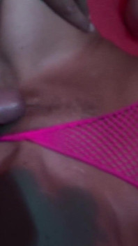 Blonďatá holka v síťovaných punčochách dostane gangbang