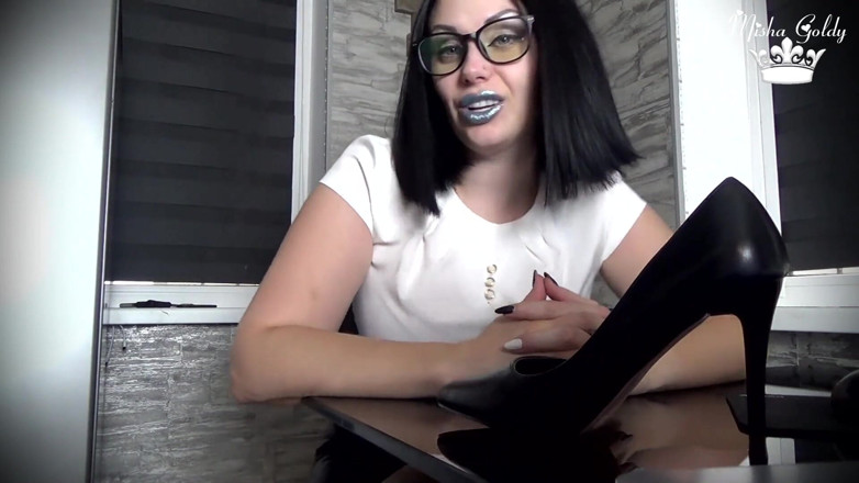 Goddess Misha Goldy: Iff aan mijn zweet nylon voeten, kleine mietje!