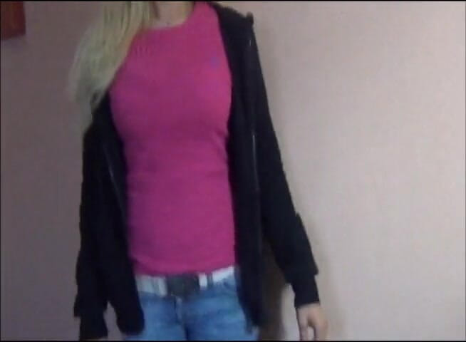 Flash Model Amateurs: O mamă sexy blondă superbă își satisface băiatul cu o muie...