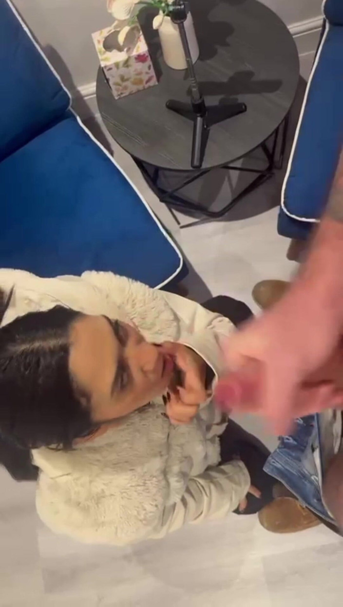 Mr Moneyshot: POV-blowjob von der streberin auf dem campus