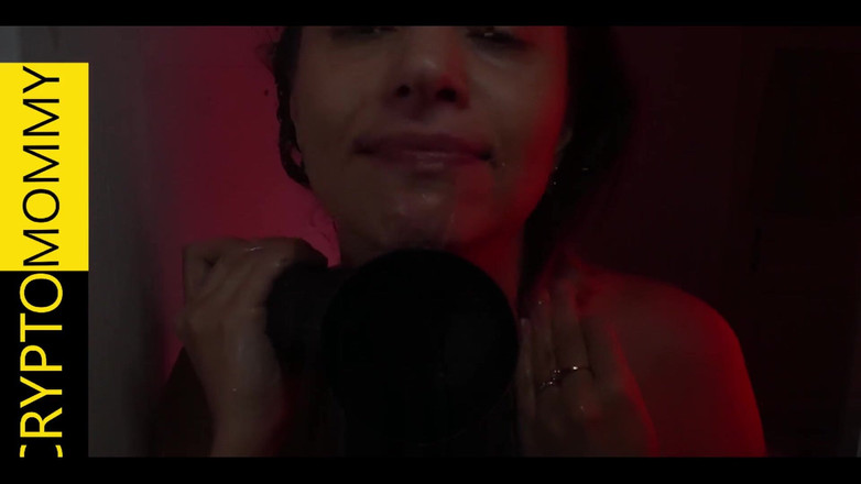Crypto Mommy: Milf lambendo os olhos esguichando na garganta profunda