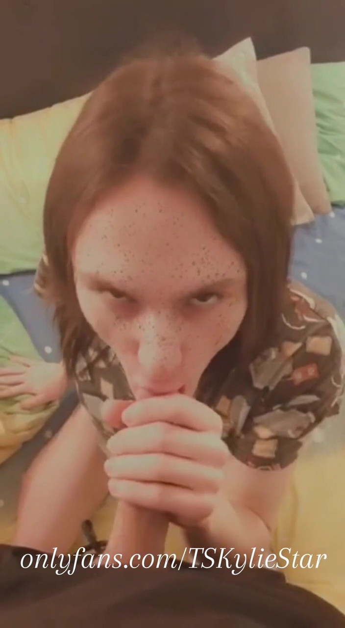 TS Kylie Star: Temanku yang suka digantung kylie pengen nyicipin kontol besarku