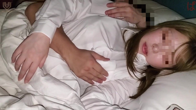 Japonica study book: Une fille colossale prend une photo avec son extérieur exposée...