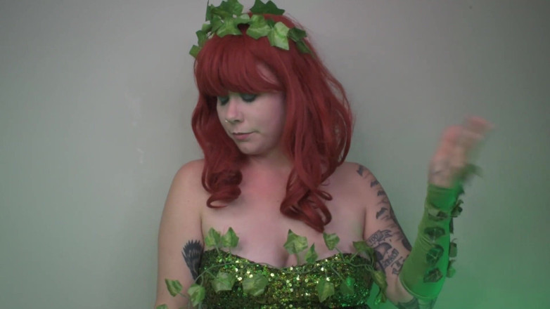 Deanna deadly: Poison Ivy topită de super-eroul POV