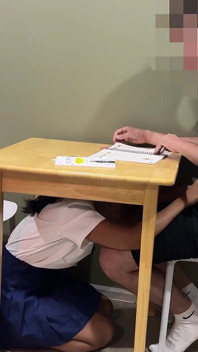 18-jährige thailändische studentin lutscht ihren englischlehrer
