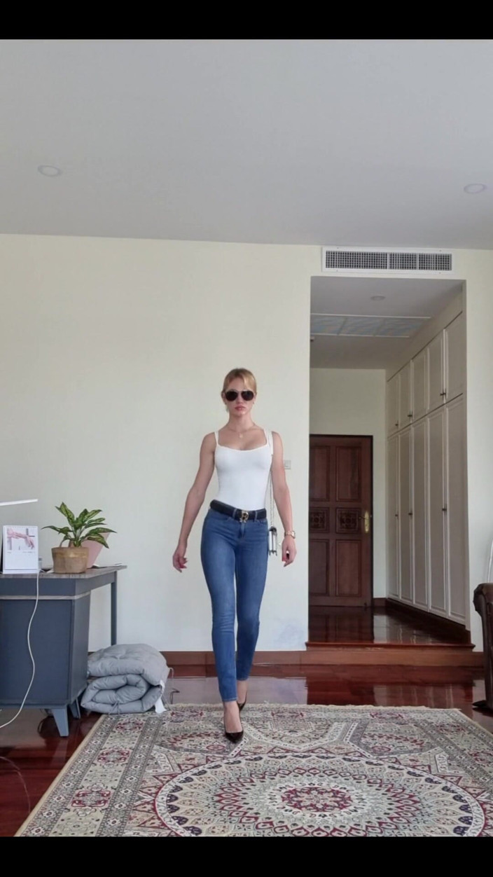 Angel The Dreamgirl: Tight Jeans