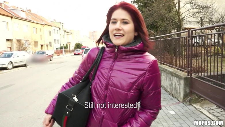 Public Pickups: Agățări publice - Lucy Bell sare peste sala de sport pentru...