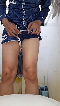 Cetim, pijama bagunçado ejaculação