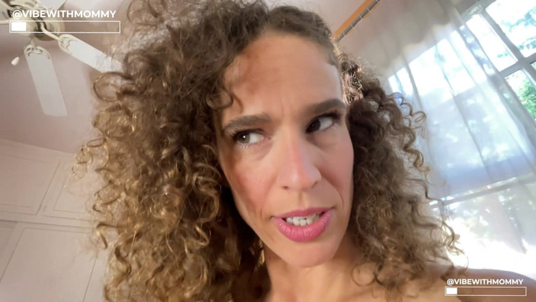 VibeWithMommy: Matrigna traditrice allatta al seno pipì e sborrata