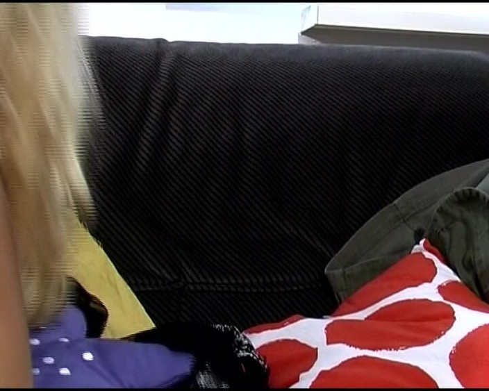 Deutsche Camgirls: Edles blondes schätzchen muss beim casting mit einem typen spielen