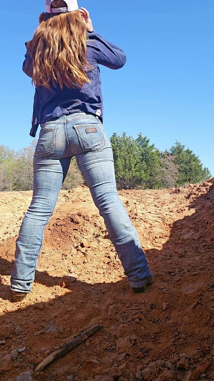 NaughtyRedFarmgirl: Kızıl saçlı götünü sikiyor ve amcığı her yere fışkırtıyor