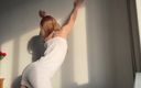 Holy Harlot: Yoga en un vestido corto