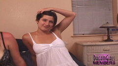 Dream Girls: 大奶子变态被一个热辣的女孩用手指抽插