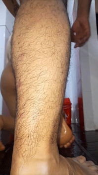 La moglie fa un pompino ricco e viene scopata duramente da una bruna alta e spessa in un bagno dell'hotel