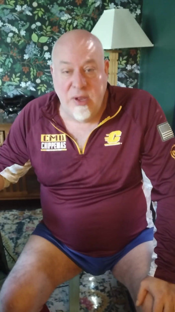 beardaddychub: Un entraîneur apprend au joueur à le baiser avec un gode !