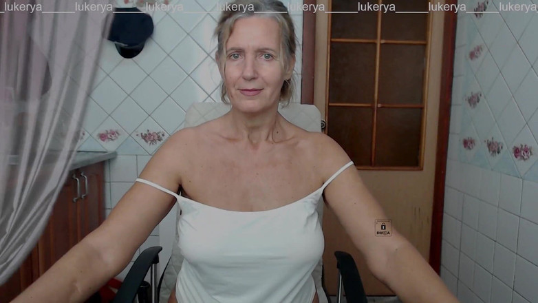 Lukerya: Lukerya eteğine ceket deniyor, çıplak göğüslerini gösteriyor