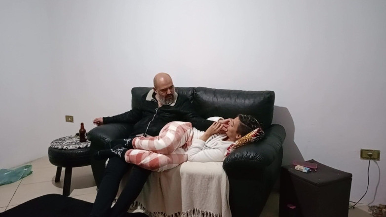 Gabi SweetCouplesStories: Un beau-père rentre à la maison et trouve sa belle-fille sur...