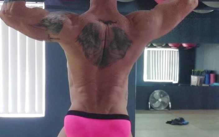 Bruno_Blane: Vücut geliştirme yarışması için hazırlık göster