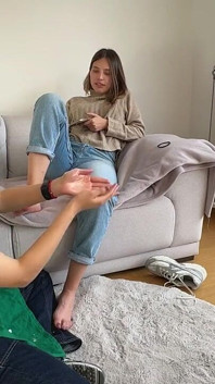 Vecina care se preface mereu că vrea să fie lesbiană