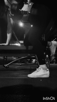 Anna spor salonunda antrenman yapıyor