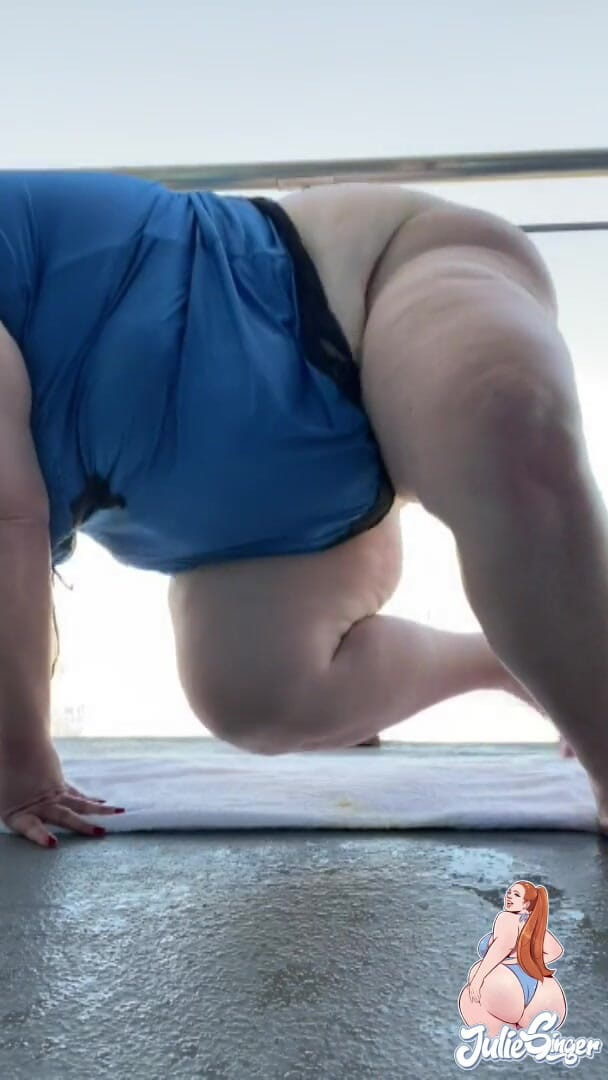 Julie Ginger: Balkon Buttplug Solo