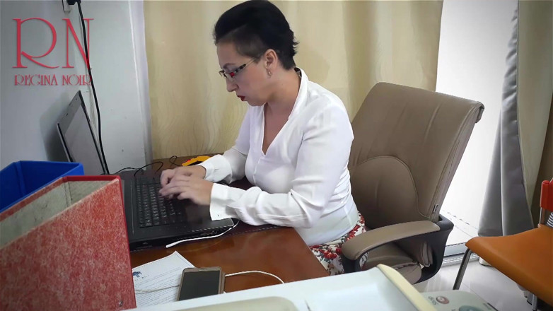 Regina Noir: Secretaria se la follan con un consolador en la oficina