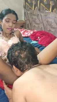 Desi hinduski seks analny w dupę Bhabhi zerżnięta przez podnoszenie nóg