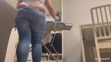 Your fantasy studio: Butt Crack v džínách při žehlení