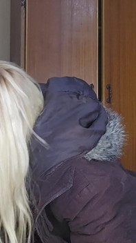 Linda rubia chupando polla de padrastro