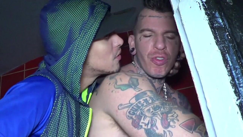 Gaybareback: O curvă tatuată futută fără prezervativ de Mauriccio Wilde