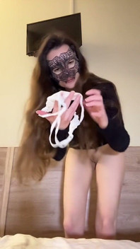 Ragazza russa con le mutandine sporche balla - spettacolo multiplo di mutandine bianche e nere